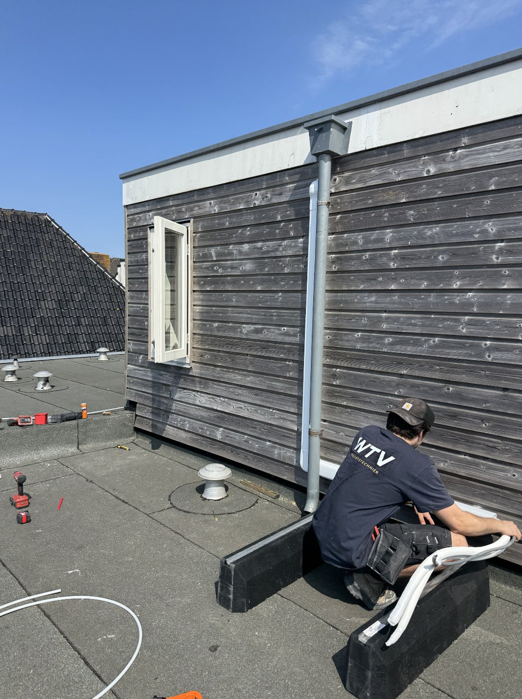 WTV-monteur installeert een Daikin warmtepomp op locatie