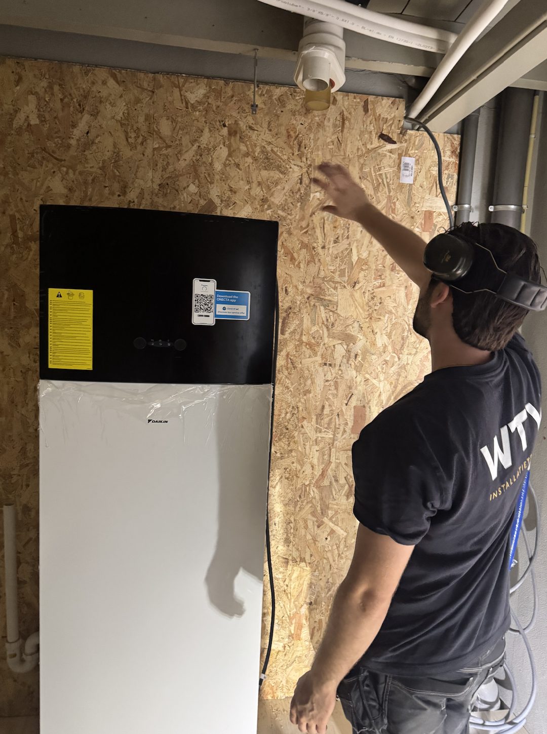 WTV-monteur installeert een Daikin warmtepomp voor verduurzaming van een pand